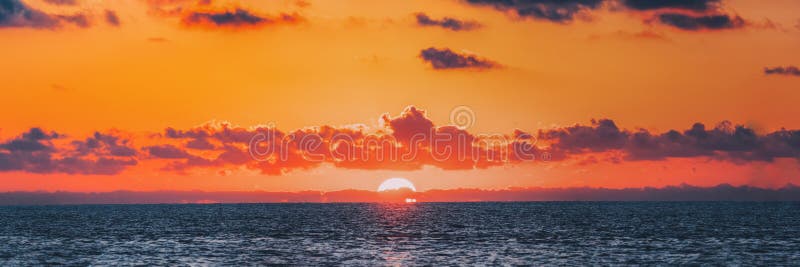 Panorama van Zonsondergang over Overzeese Horizon bij Zonsondergang Natuurlijke zonsopgang stock afbeelding Panorama van Zonsondergang over Overzeese Horizon bij Zonsondergang Natuurlijke zonsopgang stock afbeelding