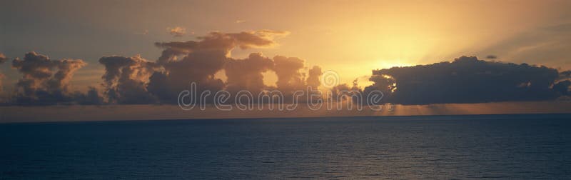 Panorama van zonsopgang op de Vreedzame Oceaan, Hawaï royalty-vrije stock foto Panorama van zonsopgang op de Vreedzame Oceaan, Hawaï royalty-vrije stock foto