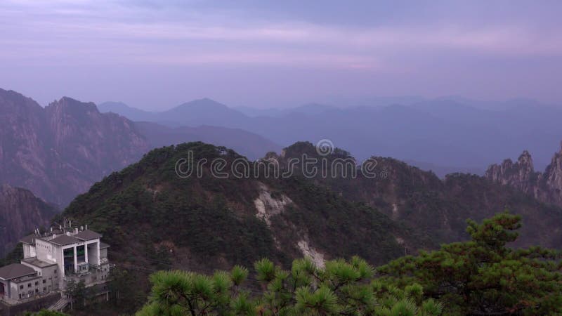 Panorama vanuit oogpunt van paarse wolkenpiek in huangshan die berg als gele berganhui China wordt bekend.
