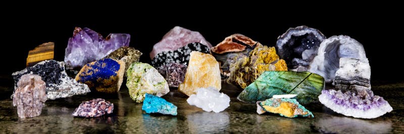  , barvitý různý nezkrácený a surový minerální kameny, drahokam a léčení kámen.