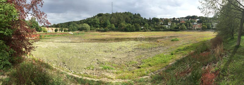 Panorama de um lago vazio sob a colina fotos de stock royalty free