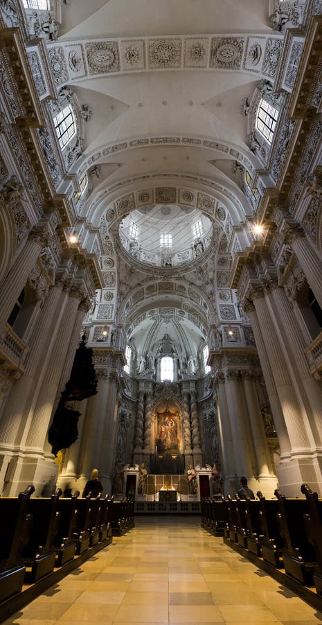 Panorama verticale interno di Monaco di Baviera Theatinerkirche durante il giorno fotografie stock Panorama verticale interno di Monaco di Baviera Theatinerkirche durante il giorno fotografie stock