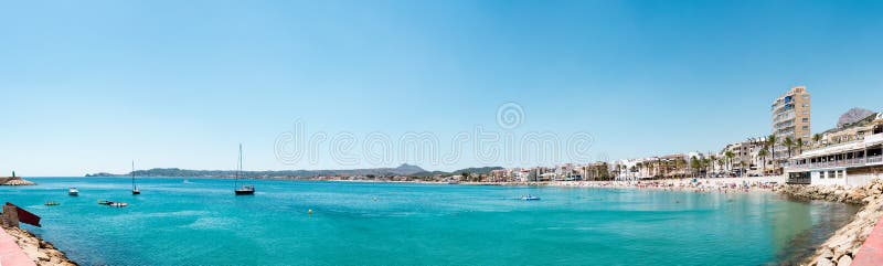 Panorama- videw av stranden och porten av Xabia och medelhavet, Alicante landskap, Spanien