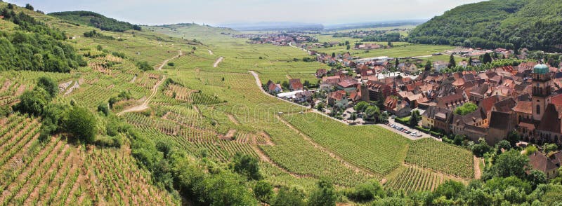 Panorama z vinné révy v Alsasku, Francie v přední části vesnice a hory.