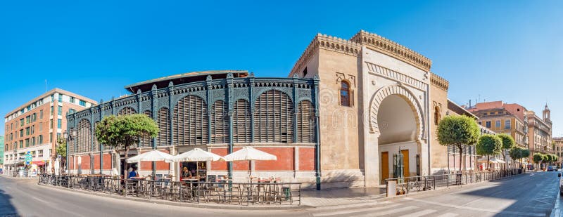 Panorama visie op de arabische marmeringang van de voedselmarkt van atarazanas in het historische centrum