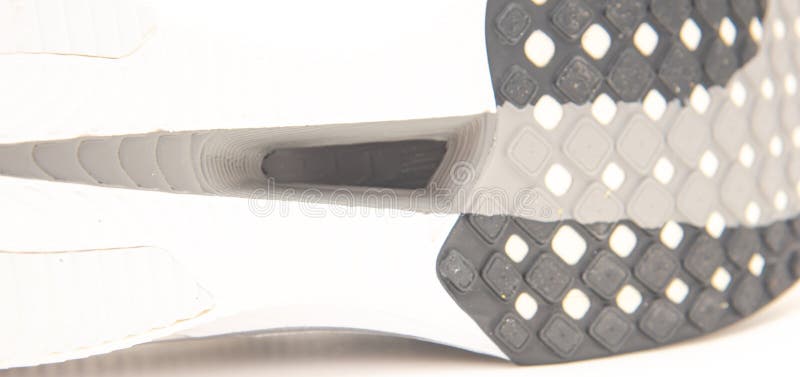 Panorama vista: sapatos de corrida carbonplados construídos com placa de fibra de carbono embutida em linguado isolado em branco fotos de stock