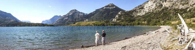 Panorama von bereitstehendem See des Vaters und des Sohns mit Bergen im Hintergrund stockbilder Panorama von bereitstehendem See des Vaters und des Sohns mit Bergen im Hintergrund stockbilder