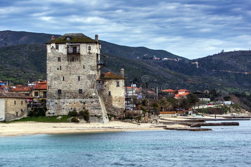 Panorama von Ouranopoli und von mittelalterlichem Turm, Athos, Chalkidiki, Griechenland lizenzfreies stockfoto Panorama von Ouranopoli und von mittelalterlichem Turm, Athos, Chalkidiki, Griechenland lizenzfreies stockfoto