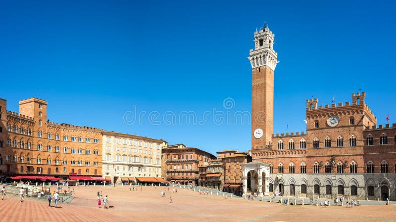 Panorama von Quadrat Piazza Del Campo Campo, Palazzo Publico und Torre Del Mangia Mangia ragen in Siena, Toskana Italien hoch stockbild Panorama von Quadrat Piazza Del Campo Campo, Palazzo Publico und Torre Del Mangia Mangia ragen in Siena, Toskana Italien hoch stockbild