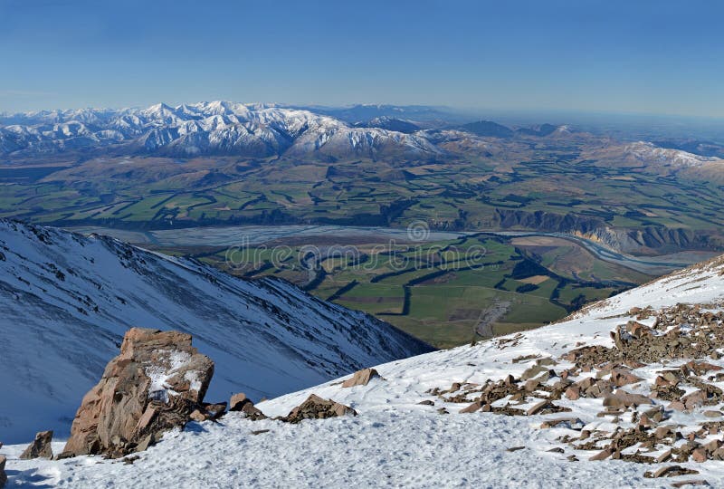 Panorama von Rakaia River Valley von der Spitze des Bergs Hutt lizenzfreie stockfotos Panorama von Rakaia River Valley von der Spitze des Bergs Hutt lizenzfreie stockfotos