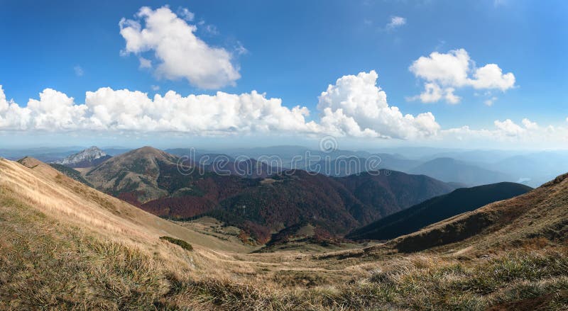 Panorama ve Vrátné dolině. Podzimní foto v zamračený den.