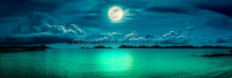 Panorama widok morze Kolorowy niebo z obłoczną i jaskrawą księżyc w pełni na seascape noc Spokój natury tło, plenerowy