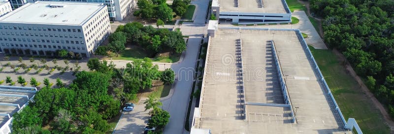 Panorama wielowymiarowe garaże z dachowymi parkingami w budynkach biurowych podmiejskich w westlake texas twoway obrazy stock