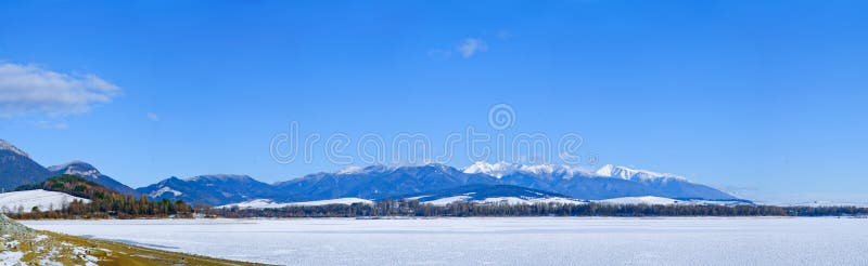 Panorama zimního jezera