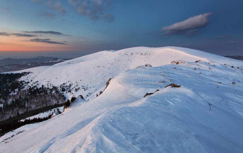 Panoráma zimných hôr, zamrznutá krajina Slovenska