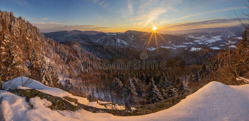 Panoráma počas zimného západu slnka z Ľubietovského Veporu