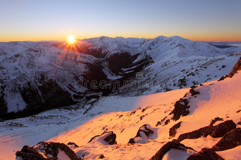 Panoráma zimných Tatier pri východe slnka