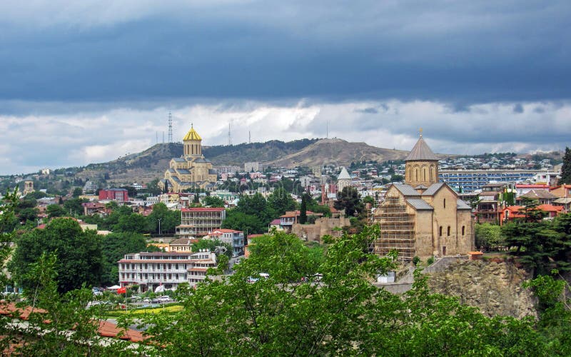 Panorama z Świętej trójcy katedrą Tbilisi i Metekhi St Dziewiczy kościół od Narikala antycznego fortecy, Tbilisi, Gruzja zdjęcia stock Panorama z Świętej trójcy katedrą Tbilisi i Metekhi St Dziewiczy kościół od Narikala antycznego fortecy, Tbilisi, Gruzja zdjęcia stock