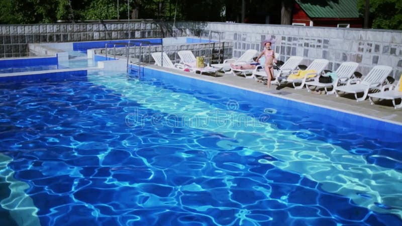 Panorama zone de loisirs avec jeune fille en clips vidéos