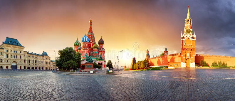 Panorama Ã  Moscou au lever du jour, place Rouge avec saint Basile en Russie