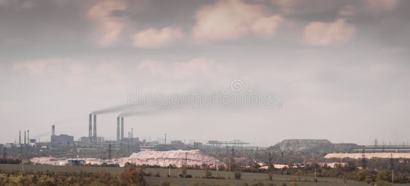 Panoramaansicht der Fabrik mit rauchenden Schloten und dem Himmel mit Wolken in Ukraine Mariupol stockbilder Panoramaansicht der Fabrik mit rauchenden Schloten und dem Himmel mit Wolken in Ukraine Mariupol stockbilder