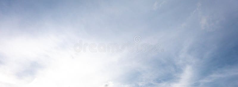 Panoramaansicht des Himmelhintergrundes mit blauem weißem Wolkenlichtbrigg stockfotografie Panoramaansicht des Himmelhintergrundes mit blauem weißem Wolkenlichtbrigg stockfotografie