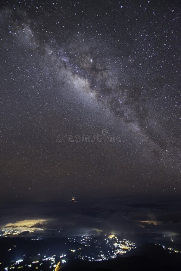 Panoramaansichtuniversum-Raumschu? der Milchstra?egalaxie mit Sternen auf einem Hintergrund des n?chtlichen Himmels lizenzfreies stockfoto Panoramaansichtuniversum-Raumschu? der Milchstra?egalaxie mit Sternen auf einem Hintergrund des n?chtlichen Himmels lizenzfreies stockfoto