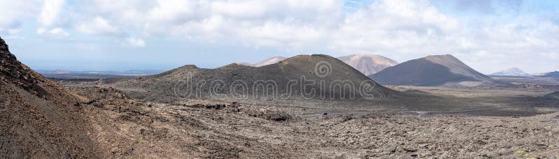 Panoramaaufnahme der verschiedenen Vulkankankrater im Nationalpark Parque Nacional de Timanfaya, Lanzarote, Spanien stockbild Panoramaaufnahme der verschiedenen Vulkankankrater im Nationalpark Parque Nacional de Timanfaya, Lanzarote, Spanien stockbild