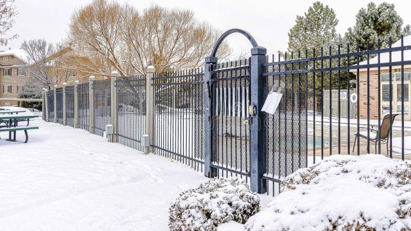 Panoramabau und Schwimmbad im Innenhof einer verschneiten Stadt im Winter stockbilder