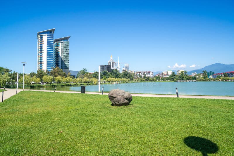 Panoramabild av Nurigeli sjön i Batumi royaltyfria foton Panoramabild av Nurigeli sjön i Batumi royaltyfria foton
