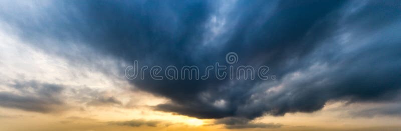 Panoramabild av strommolnet på himlen på morgonen arkivfoto Panoramabild av strommolnet på himlen på morgonen arkivfoto