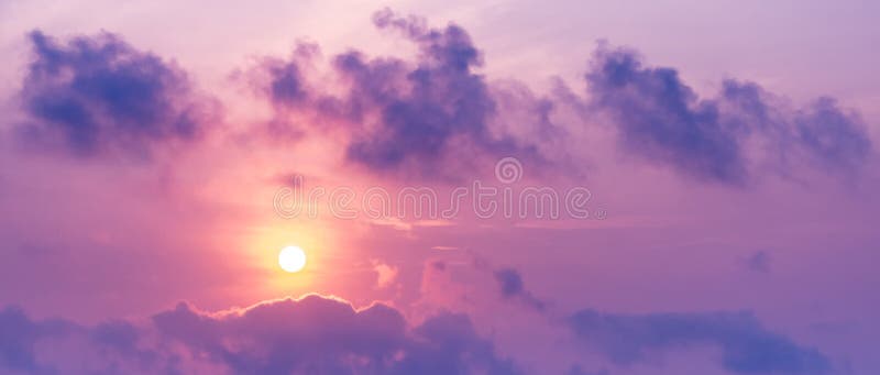 Panoramabilden av solen på himlen och molnet på skymningtidlilor tonar royaltyfri fotografi Panoramabilden av solen på himlen och molnet på skymningtidlilor tonar royaltyfri fotografi
