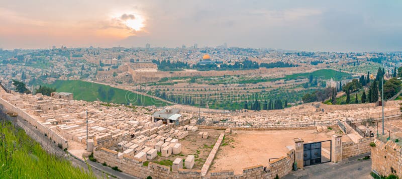 Panoramablick alter Stadt Jerusalems und des Tempelbergs während eines drastischen bunten Sonnenuntergangs stockfotos Panoramablick alter Stadt Jerusalems und des Tempelbergs während eines drastischen bunten Sonnenuntergangs stockfotos