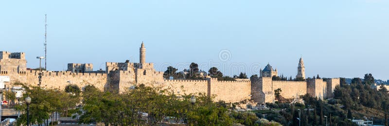 Panoramablick angesichts des Sonnenuntergangs auf den Wänden der alten Stadt nahe dem Turm von David in Jerusalem, Israel lizenzfreie stockfotos Panoramablick angesichts des Sonnenuntergangs auf den Wänden der alten Stadt nahe dem Turm von David in Jerusalem, Israel lizenzfreie stockfotos