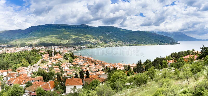 Panoramablick auf neuer Stadtstadt von Ohrid in Mazedonien lizenzfreies stockfoto Panoramablick auf neuer Stadtstadt von Ohrid in Mazedonien lizenzfreies stockfoto