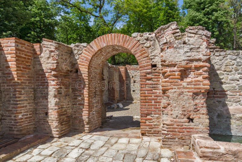 Panoramablick der alten thermischen Bäder von Diocletianopolis, Stadt von Hisarya, Bulgarien stockfotografie Panoramablick der alten thermischen Bäder von Diocletianopolis, Stadt von Hisarya, Bulgarien stockfotografie