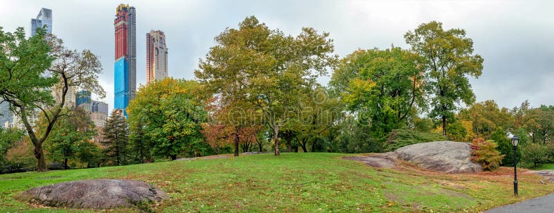 Panoramablick der Herbstlandschaft im Central Park New- Yorkverdichtereintrittslufttemperat lizenzfreies stockbild Panoramablick der Herbstlandschaft im Central Park New- Yorkverdichtereintrittslufttemperat lizenzfreies stockbild
