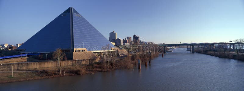Panoramablick der Pyramiden-Sport-Arena in Memphis, TN mit Statue von Ramses am Eingang