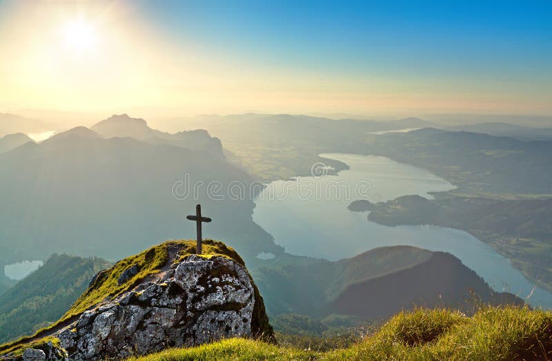 Panoramablick der schönen Landschaft mit Mondsee See bei Sonnenuntergang von Schafberg-Berg in Salzkammergut, Österreich lizenzfreies stockbild