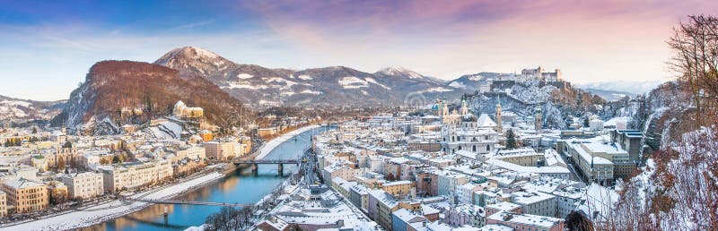 Panoramablick der Stadt von Salzburg im Winter, Österreich stockfotos Panoramablick der Stadt von Salzburg im Winter, Österreich stockfotos