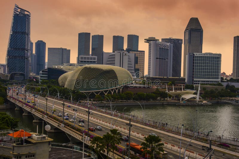 Panoramablick des Esplanadetheaters und -brücke in Marina Bay-Ufergegend umgeben durch Luxushotels und modernes Wolkenkratzersymb lizenzfreies stockbild Panoramablick des Esplanadetheaters und -brücke in Marina Bay-Ufergegend umgeben durch Luxushotels und modernes Wolkenkratzersymb lizenzfreies stockbild