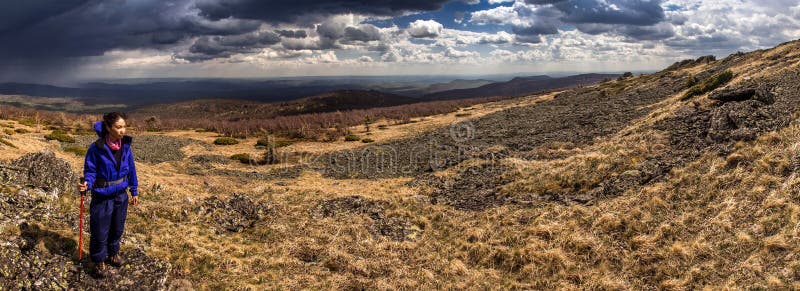 Panoramablick des Frauenwanderers auf einem felsigen Berg Frühlingswanderung t stockfotos Panoramablick des Frauenwanderers auf einem felsigen Berg Frühlingswanderung t stockfotos