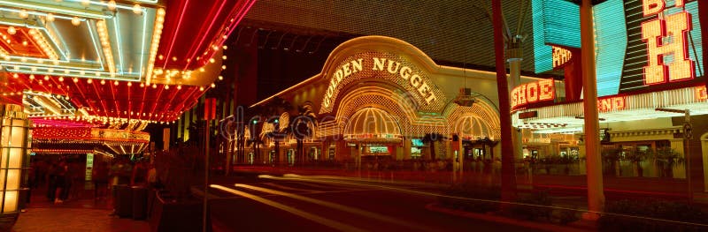 Panoramablick des goldenen Nugget-Kasinos und der Leuchtreklame in Las Vegas, Nanovolt