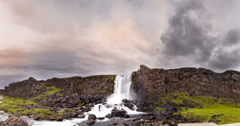 Panoramablick des majestätischen Wasserfalls in Pingvellir-Naturpark stockbilder Panoramablick des majestätischen Wasserfalls in Pingvellir-Naturpark stockbilder