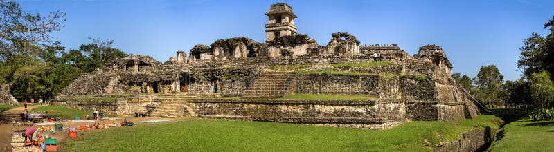 Panoramablick des Palastkomplexes, Palenque, Chiapas, Mexiko lizenzfreie stockbilder Panoramablick des Palastkomplexes, Palenque, Chiapas, Mexiko lizenzfreie stockbilder