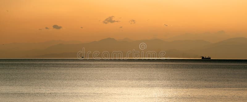 Panoramablick des Schiffs bei Sonnenuntergang mit Bergen stockbilder Panoramablick des Schiffs bei Sonnenuntergang mit Bergen stockbilder