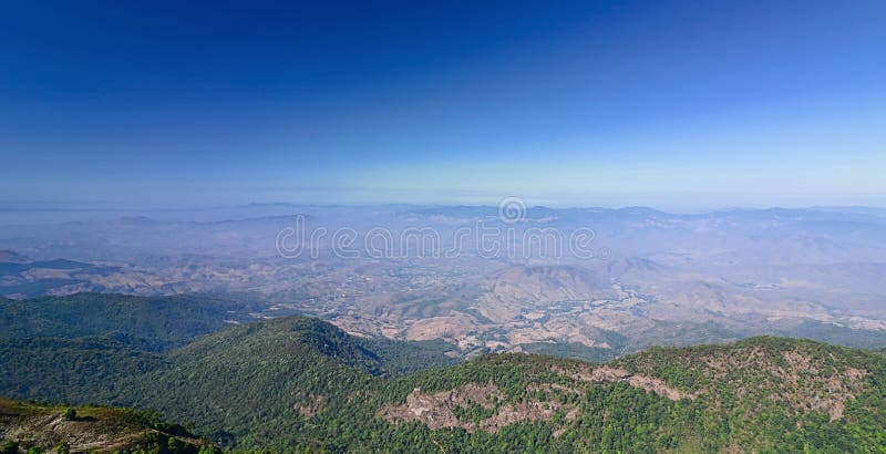 Panoramablick des schönen Berges gegen blauen Himmel bei Kew Mae Pan in Nationalpark Doi Inthanon, Chiang Mai, Thailand lizenzfreie stockbilder Panoramablick des schönen Berges gegen blauen Himmel bei Kew Mae Pan in Nationalpark Doi Inthanon, Chiang Mai, Thailand lizenzfreie stockbilder