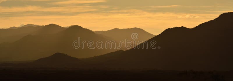Panoramablick des Sonnenuntergangs über den Bergen von Mexiko lizenzfreie stockbilder Panoramablick des Sonnenuntergangs über den Bergen von Mexiko lizenzfreie stockbilder