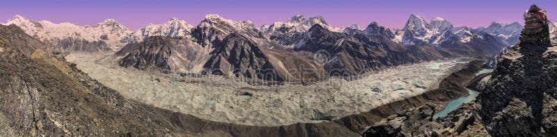 Panoramablick des Sonnenuntergangs über Everest-Gebirgszug, Nepal lizenzfreies stockfoto Panoramablick des Sonnenuntergangs über Everest-Gebirgszug, Nepal lizenzfreies stockfoto
