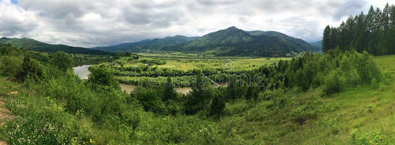 Panoramablick des Stryi River Valley stockfoto Panoramablick des Stryi River Valley stockfoto